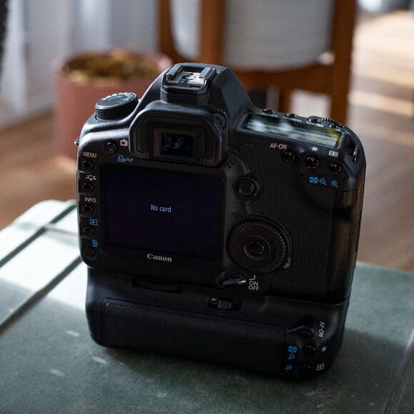 Canon 5D Mark ii Body with BG-E6 Battery Grip - Picture 4 of 4